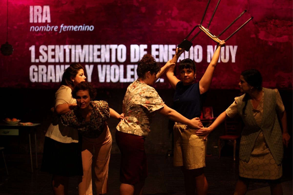 Cinco actrices encarnan a las madres gallegas en Cuarta Pared. // Foto: Camino Ventura