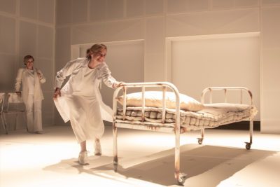 Imagen del espectáculo teatral 'Adictos' en el teatro Reina Victoria