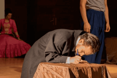 imagen de la obra 'La poesía miente demasiado', escrita y dirigida por Sergio Santiago Romero