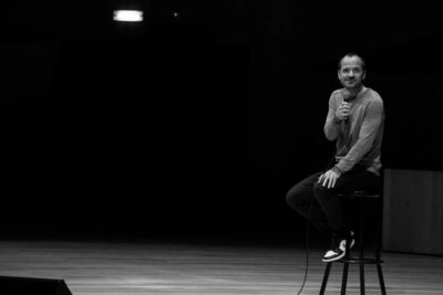 Imagen del espectáculo teatral '103 noches' del humorista Ángel Martín