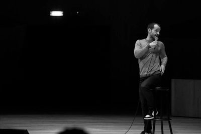 Imagen del espectáculo teatral '103 noches' del humorista Ángel Martín