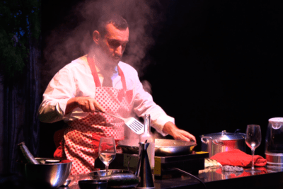 imagen de la obra 'paella' dirigida por Víctor Velasco