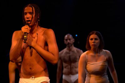 Imagen del espectáculo teatral 'Los nadadores nocturnos' en Nave 73