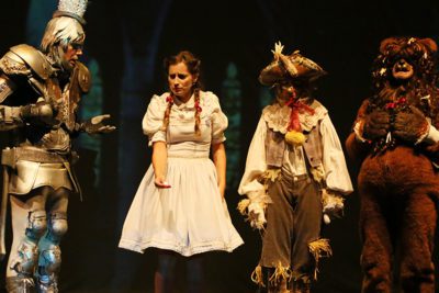 Imagen del espectáculo teatral de La Saga Producciones 'El mago de Oz' en el Teatro Reina Victoria