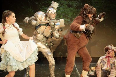 Imagen del espectáculo teatral de La Saga Producciones 'El mago de Oz' en el Teatro Reina Victoria
