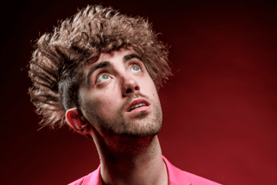 Imagen del espectáculo teatral 'Vivir así es morir de humor' en el Teatro Reina Victoria