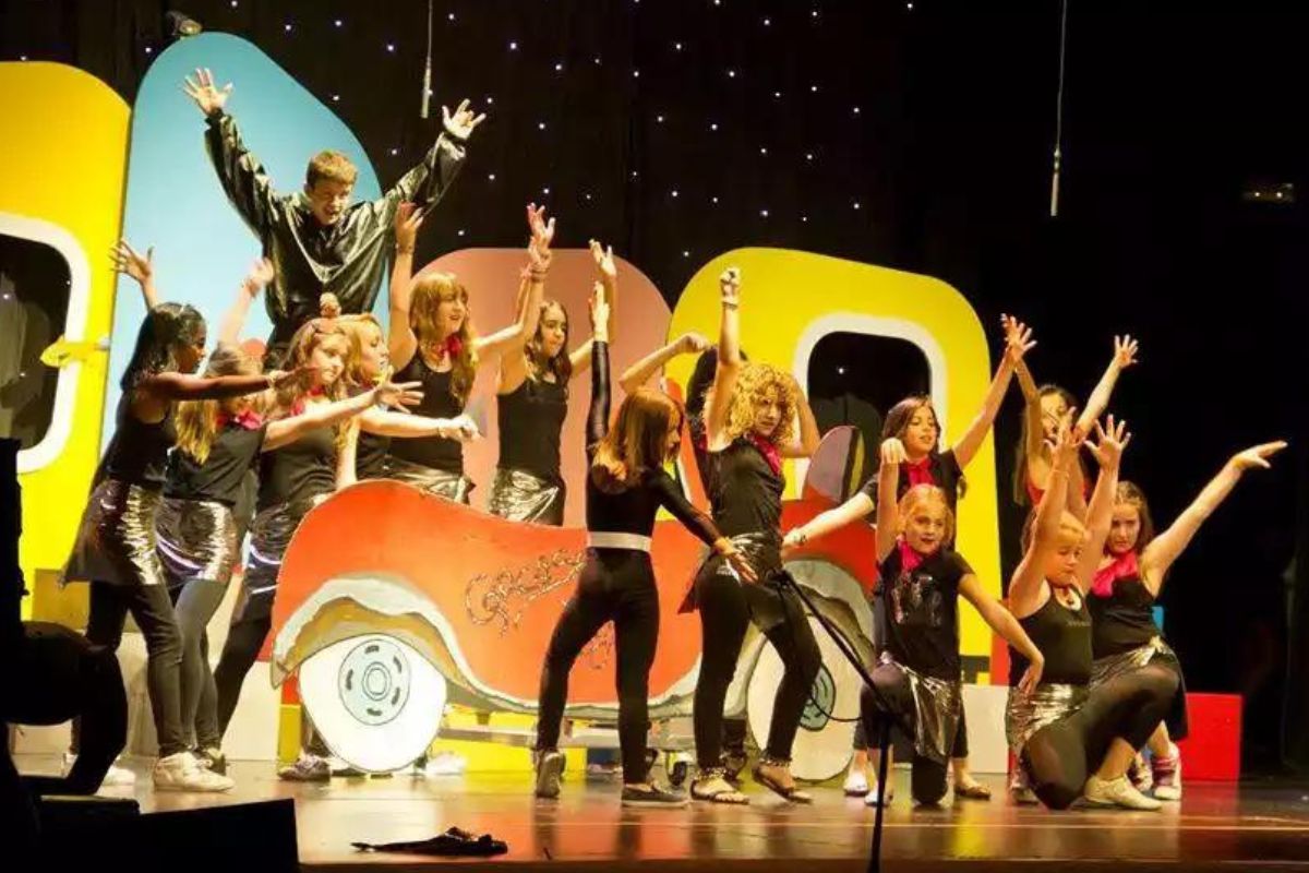 Campamento de teatro musical para niños y adolescentes en el Teatro Cofidís Alcázar en Madrid