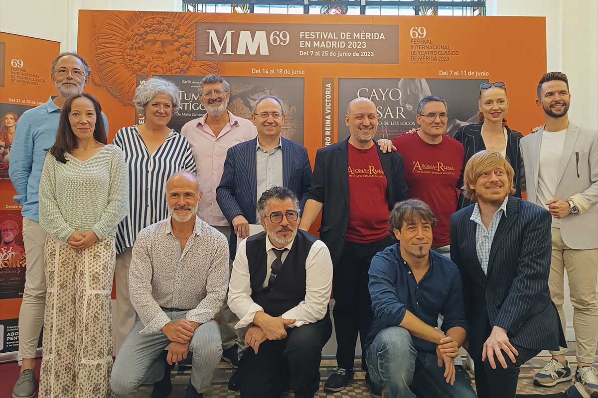 Foto de familia de los participantes en el Festival de Mérida en Madrid 2023