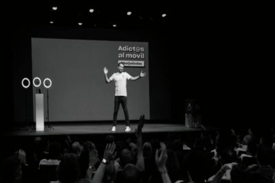 Imagen de 'Adictos al móvil' de Borja Nicolau.