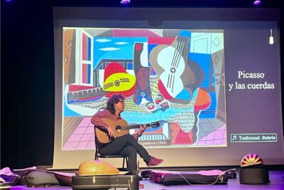 Enrike Solinís en El Loco de la Guitarra, concierto de verano del Real Teatro de Retiro.