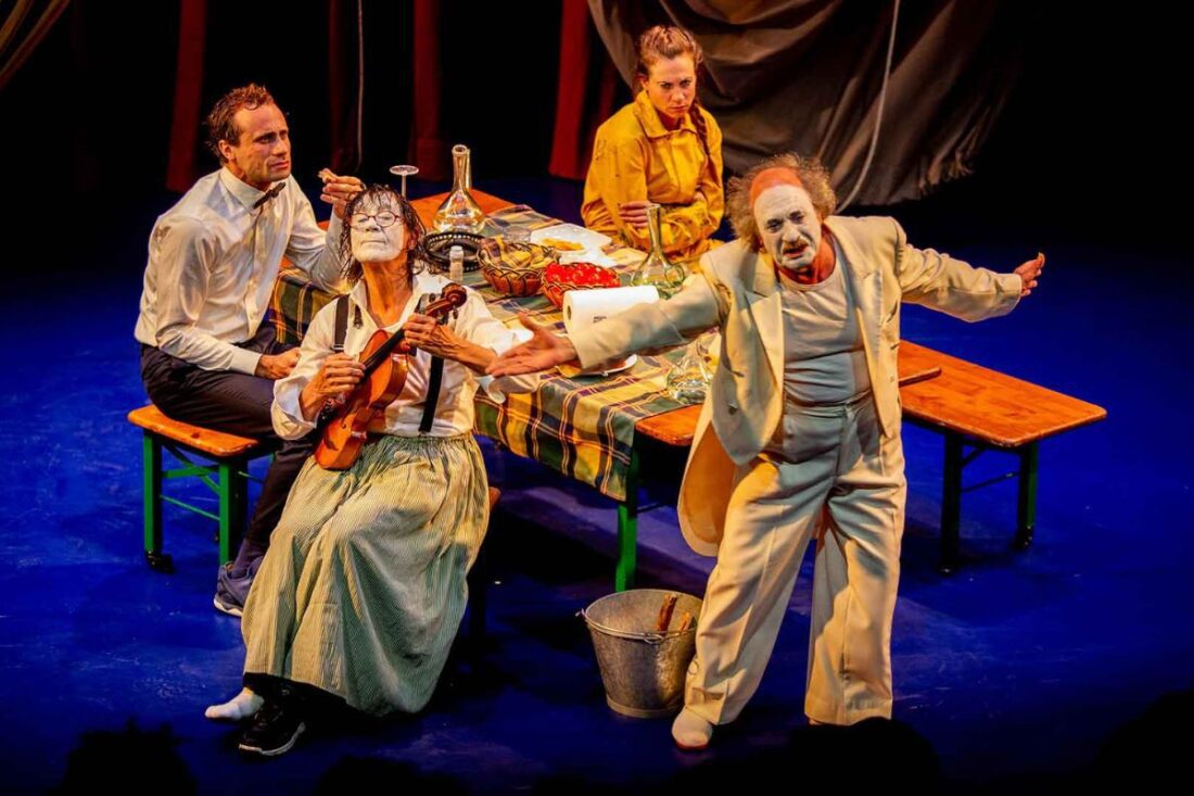 Oriol Pla: «El teatro es todo lo que rodea el teatro. Es el compañerismo y la locura»