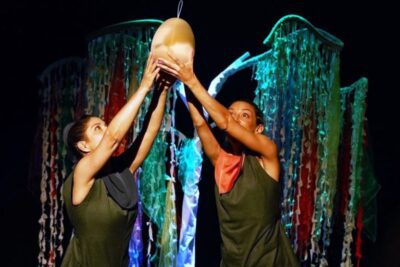 Imagen de escena de Pañuelos, espectáculo de teatro para la Primera Infancia de Tarambana Espectáculos.