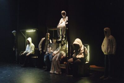 Imagen de 'Adolescencia infinita' de Pont Flotant.