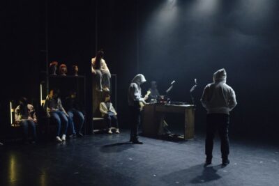 Imagen de 'Adolescencia infinita' de Pont Flotant.