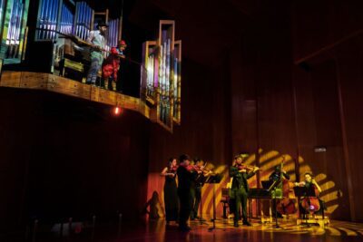Imagen del elenco y los músicos de Las cuatro clown Estaciones de Vivaldi