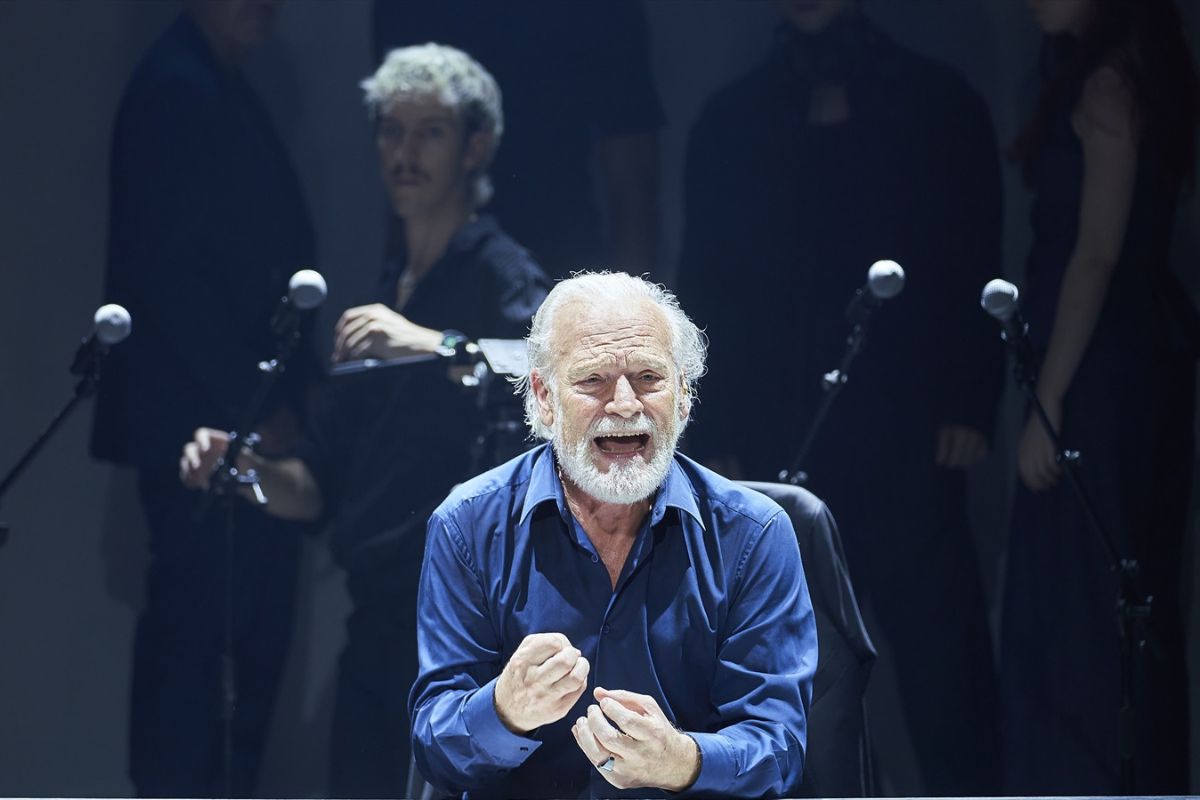Imagen de escena de Memorias de Adriano con Lluis Homar.