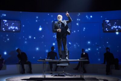 Imagen de escena de Memorias de Adriano con Lluis Homar.