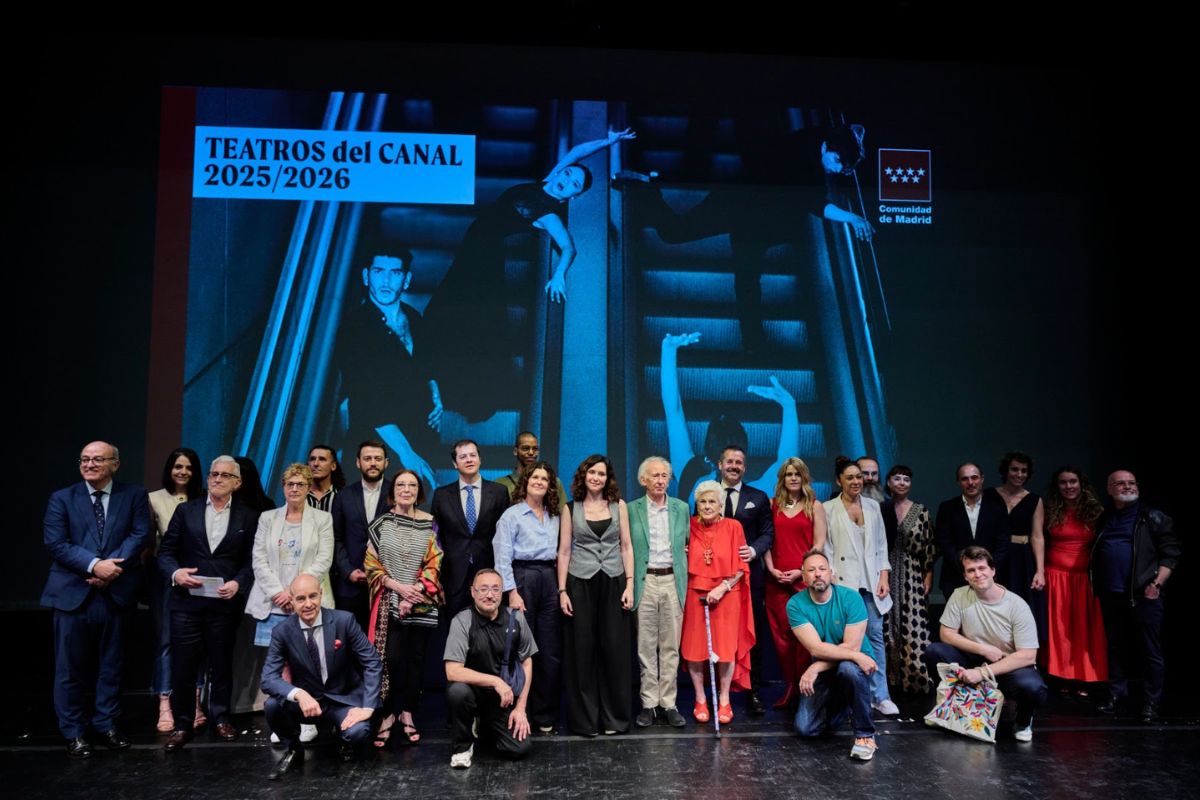 Foto de familia durante la presentación de la programación de Los Teatros del Canal