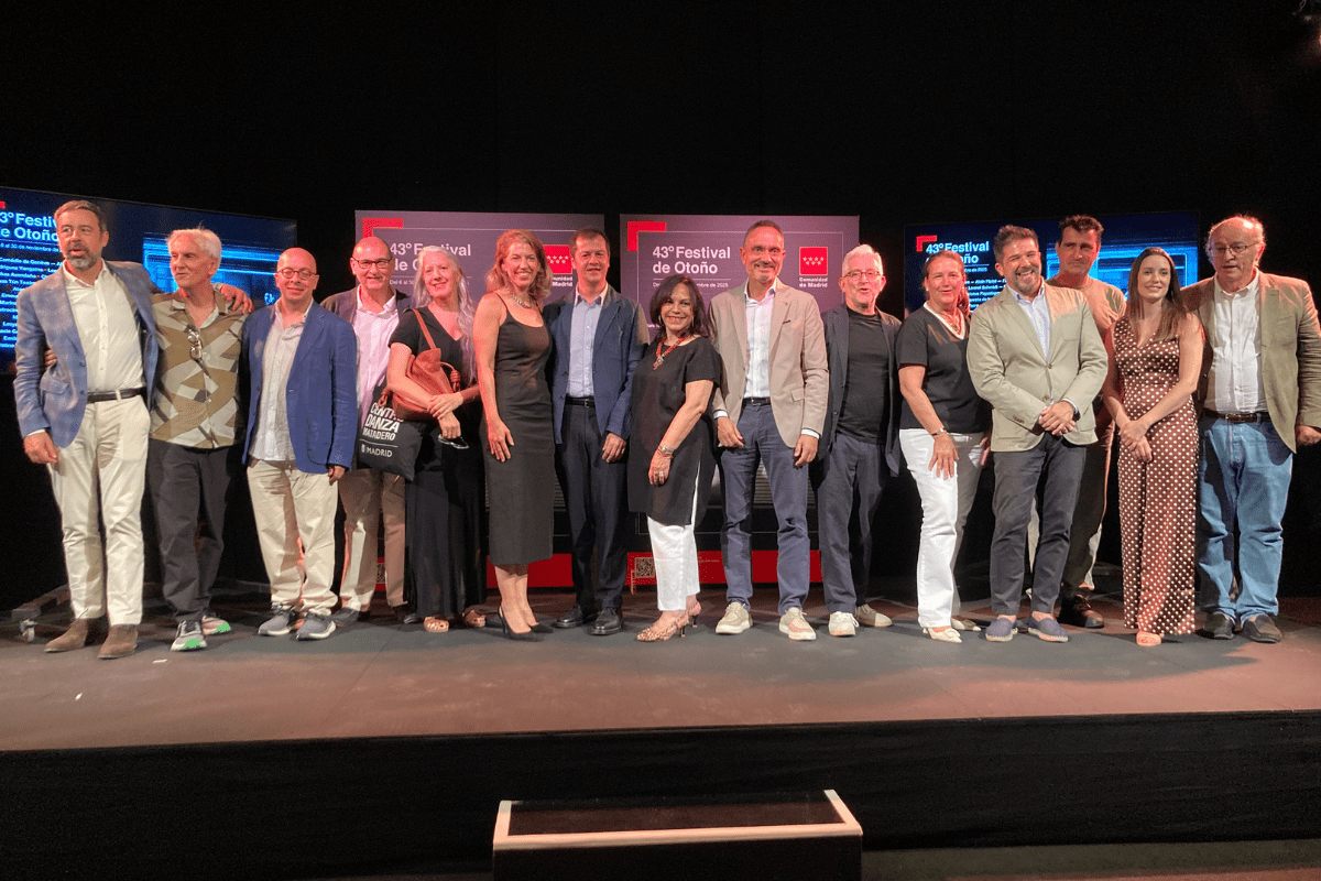 María Diez, en el centro, la directora de esta edición, junto a personalidades institucionales y artísticas