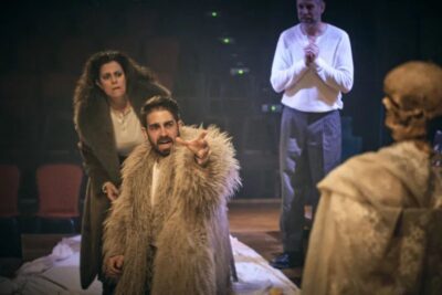 Macbeth entra en el cabaret de tinieblas