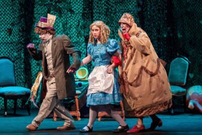 Imagen de escena de el musical 'Alicia en el País de las MAravillas' de la compañía La Maquineta