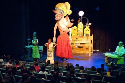 Imagen de escena de No nos moverán de Titiriteros de Binéfar