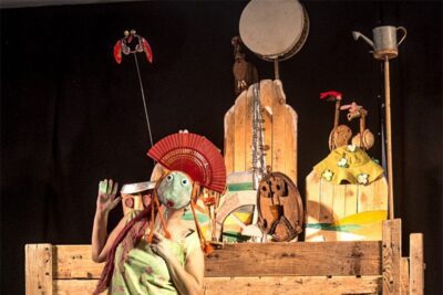 Imagen de escena de No nos moverán de Titiriteros de Binéfar