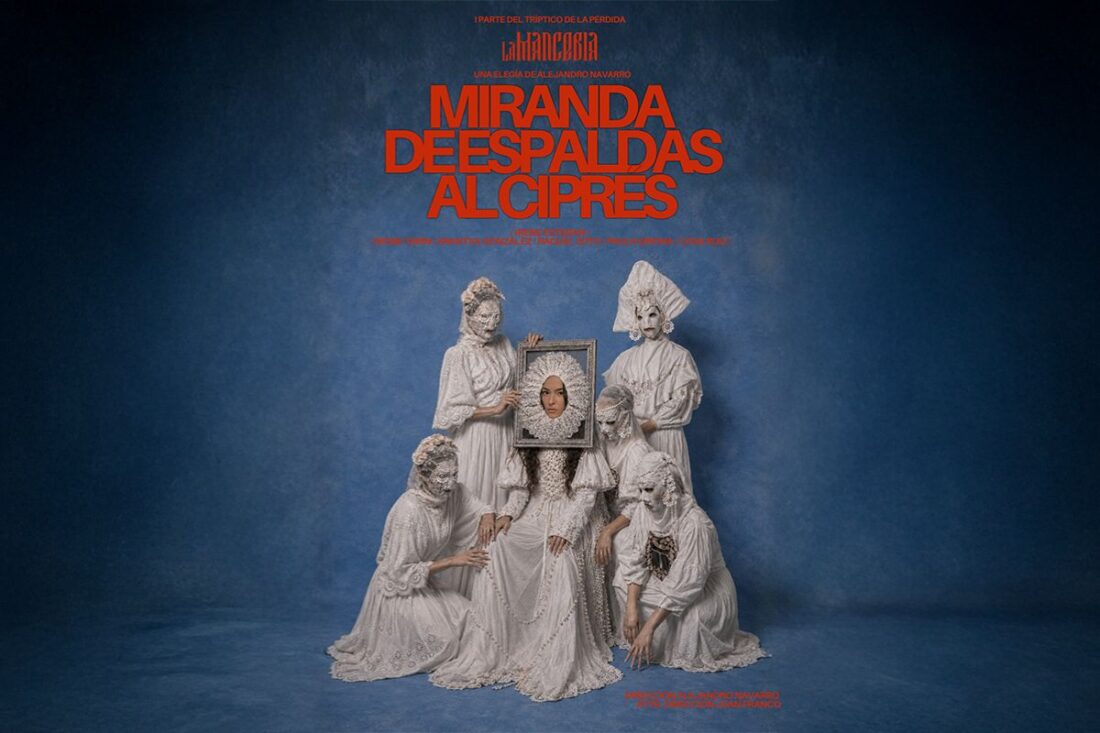 Miranda de Espaldas al Ciprés