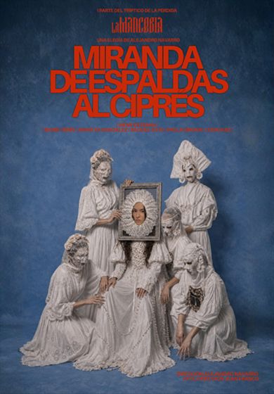 Miranda de Espaldas al Ciprés