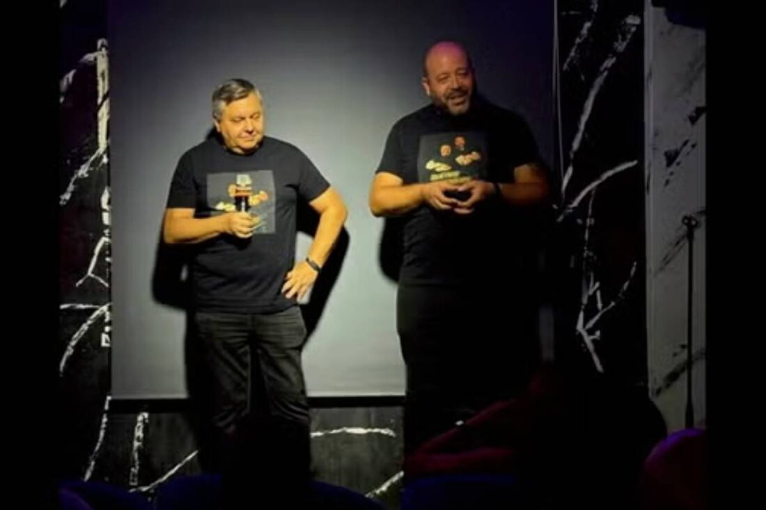 Sujétame el micrófono