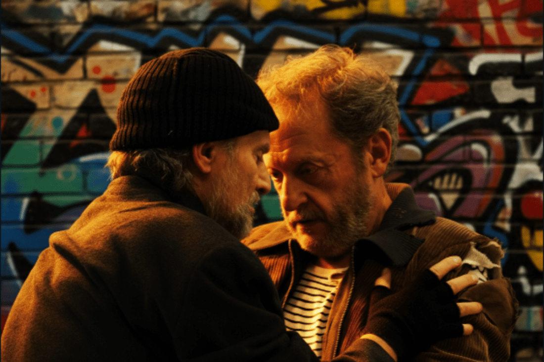 Noche, un muro, dos hombres