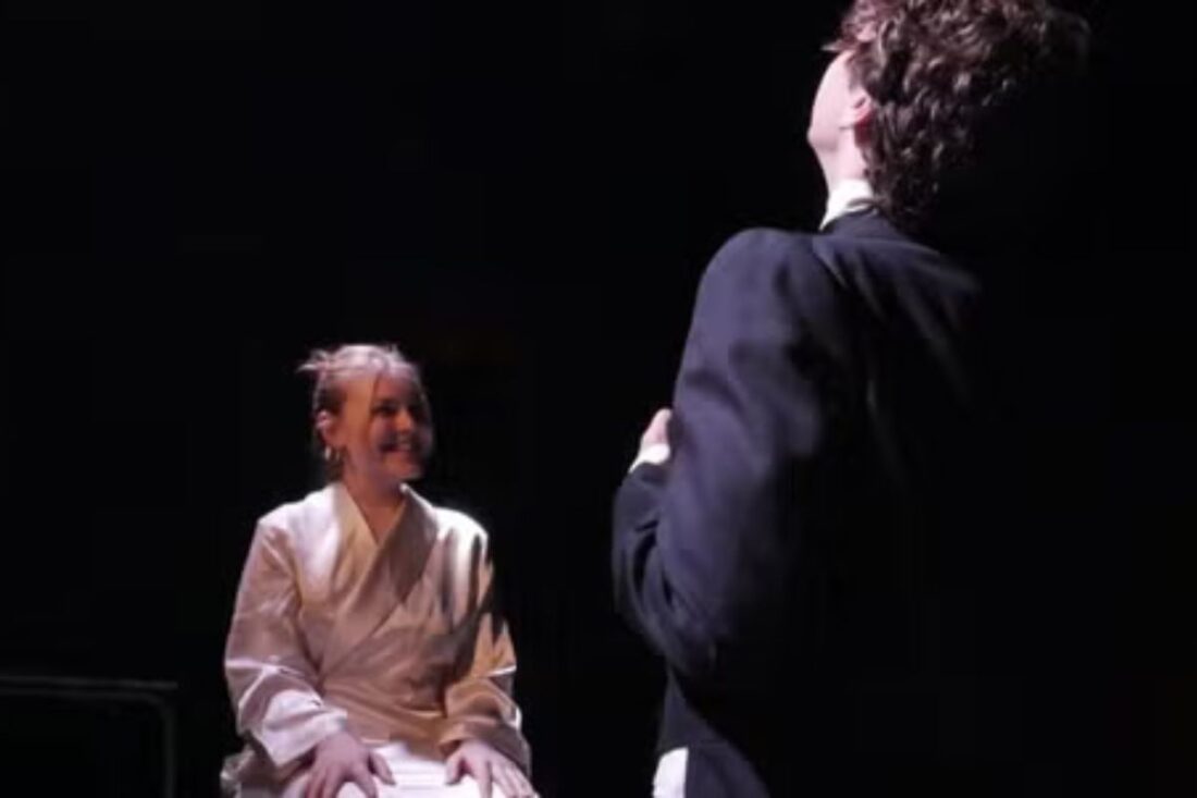 Una letra femenina azul pálido