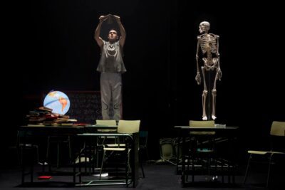 Imagen de 'Mantener fuera del alcance de los niños' de María Velasco.