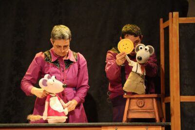 Imagen de escena de La Ratita Presumida de Tropos Teatro de Títeres.