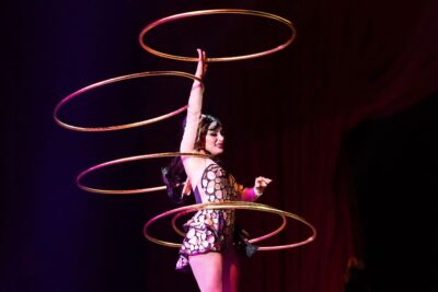 Imagen del espectáculo de Circo Atayde en una de sus tradicionales galas con orquesta en vivo.